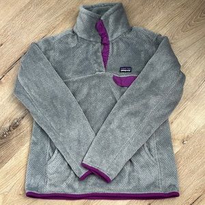 Women’s Patagonia quarter snap collared pullover, size small. Gray; purple trim